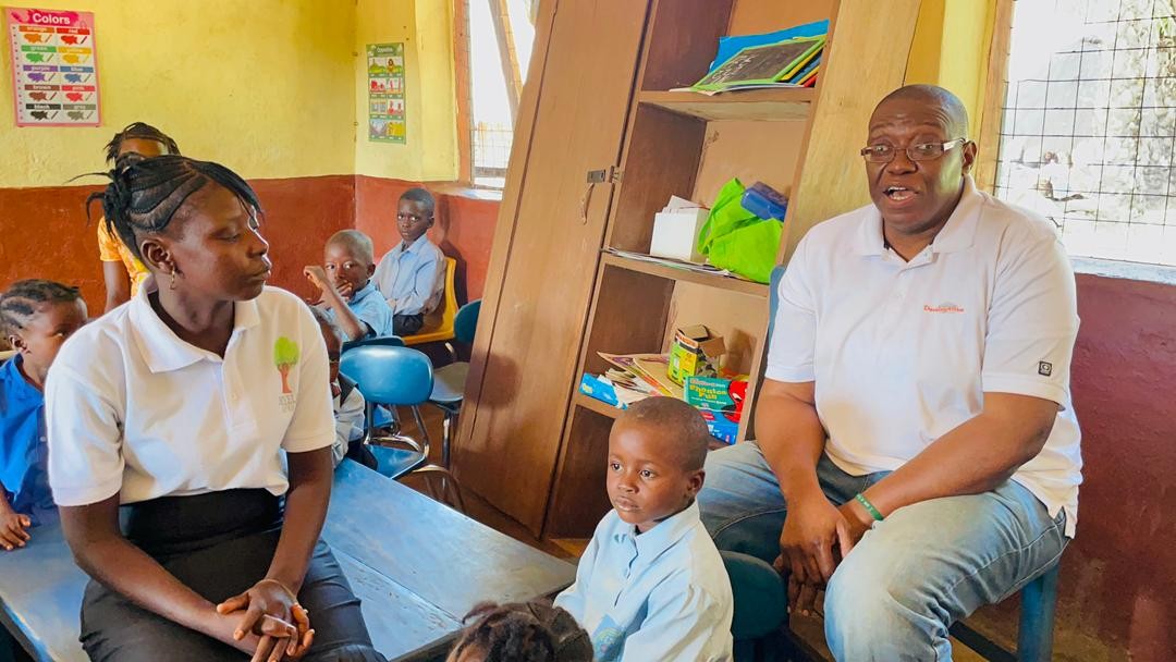 Sylvester, discussing with one of the teachers in Kamawornie Nursery School