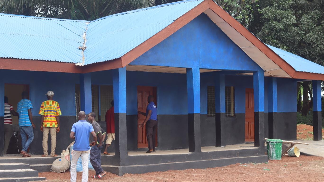 installing door and windws at new nursery school - Kamawornie